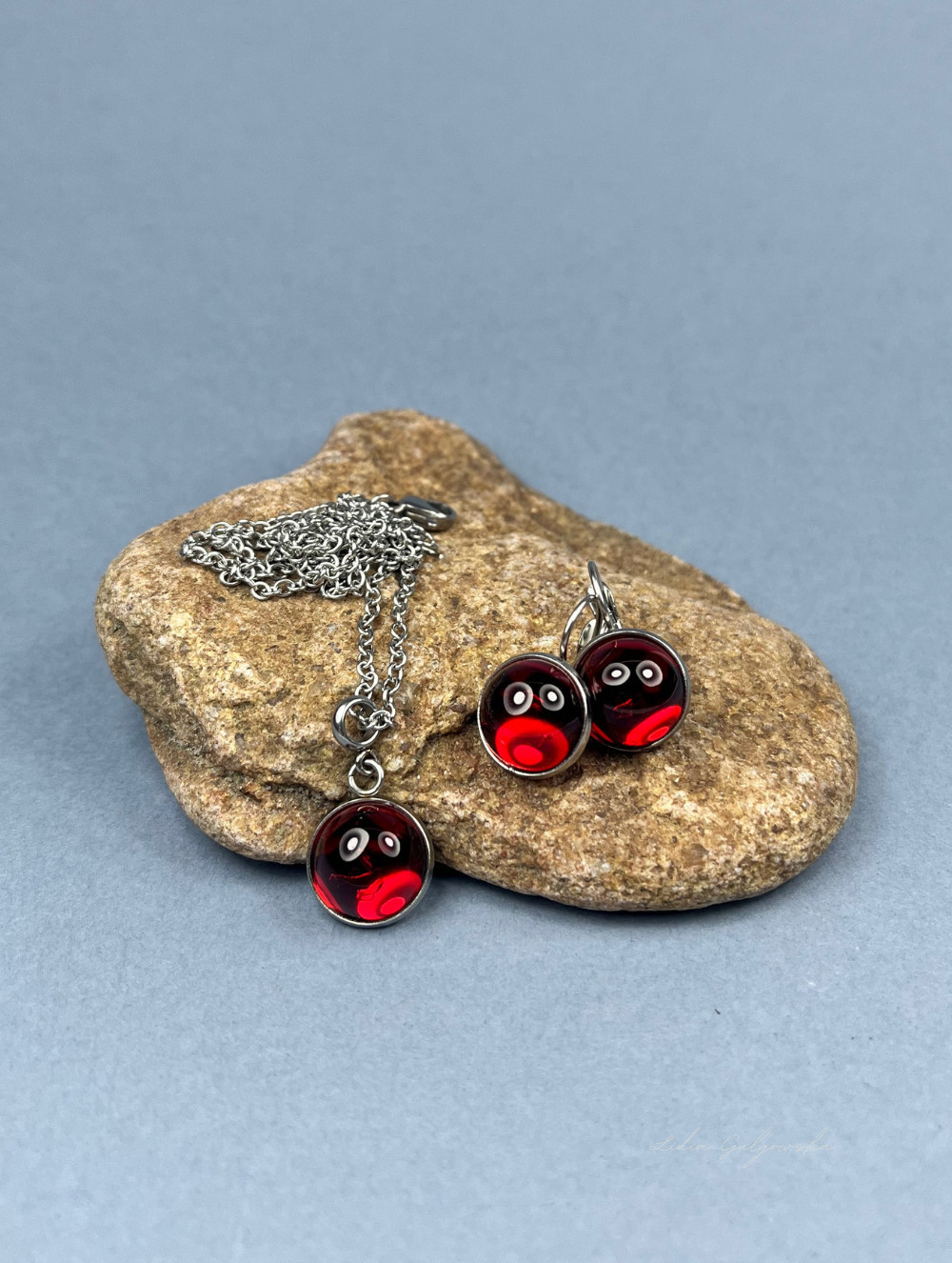 Modna kolekcja biżuterii z kaboszonami