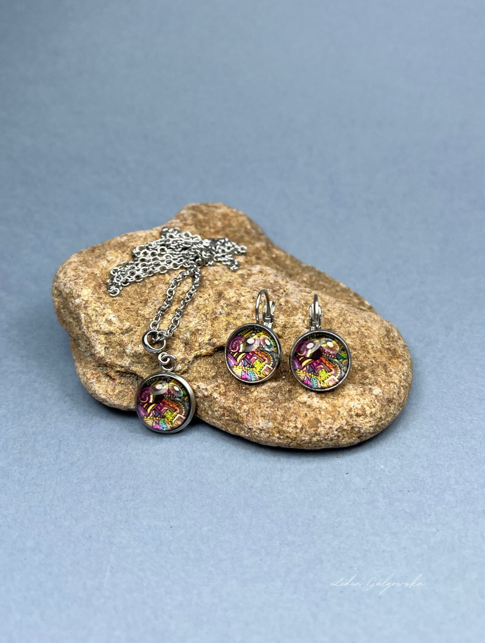 Biżuteria z kaboszonami – modne wzory w hipoalergicznej oprawie