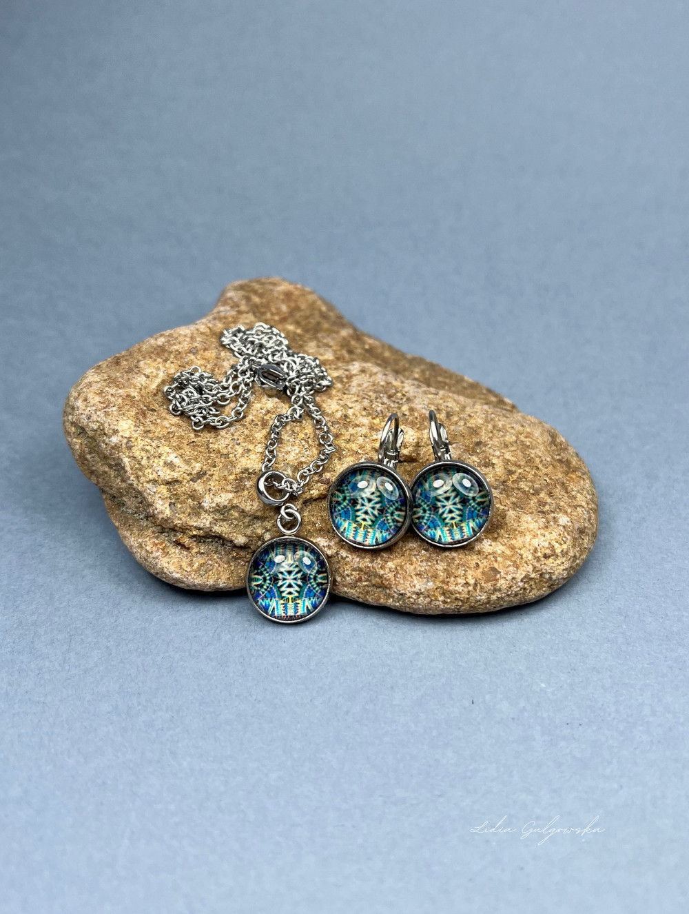 Biżuteria z kaboszonami – modne wzory w hipoalergicznej oprawie