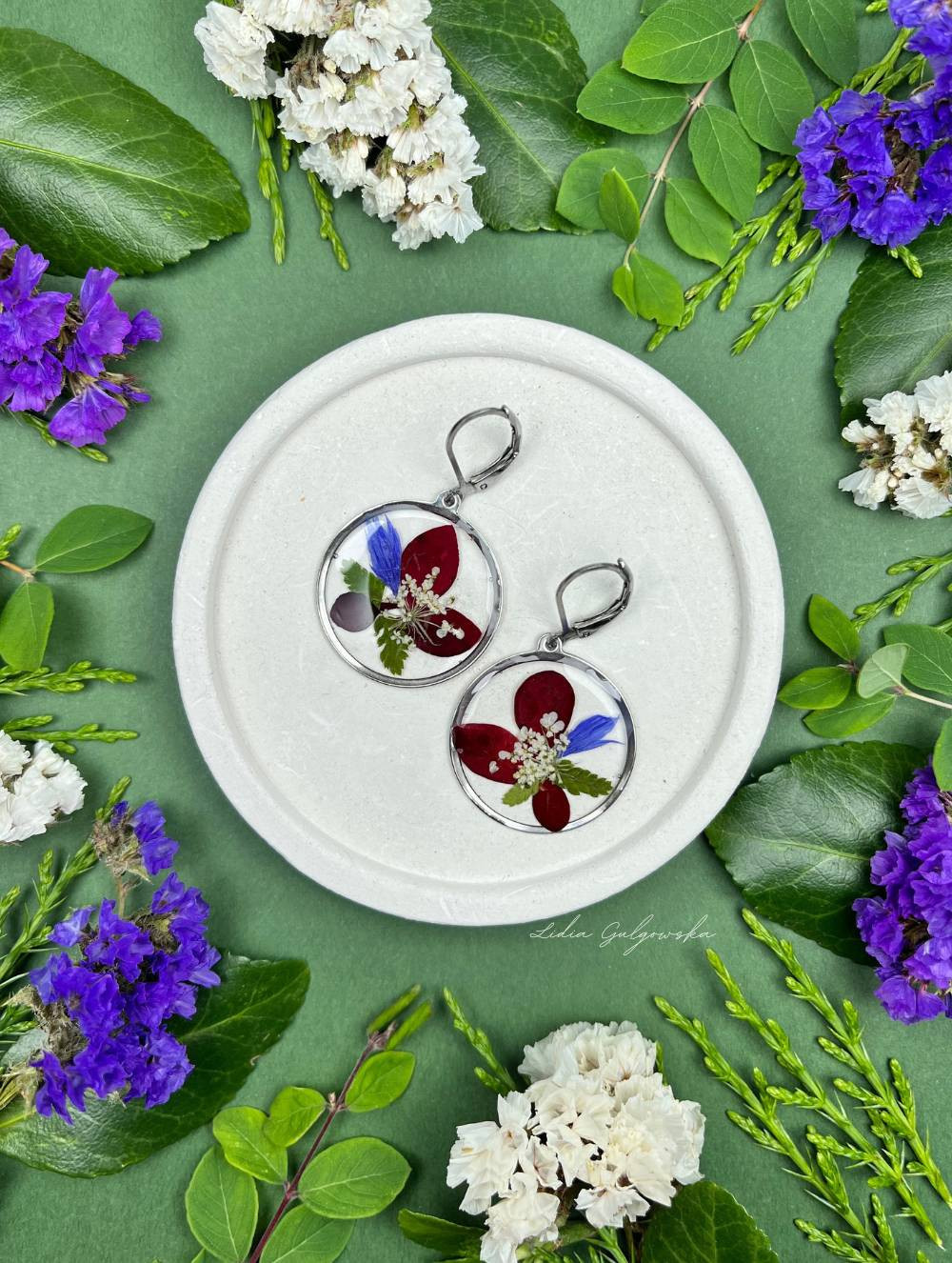 Biżuteria z żywicy z kwiatami – naturalna elegancja Biżuteria z żywicy z kwiatami – naturalna elegancja