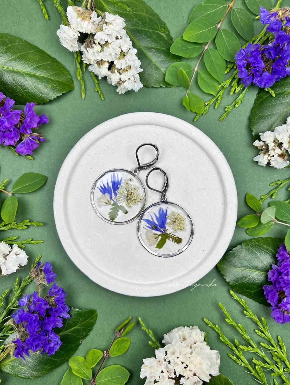 Biżuteria z żywicy z kwiatami – naturalna elegancja Biżuteria z żywicy z kwiatami – naturalna elegancja