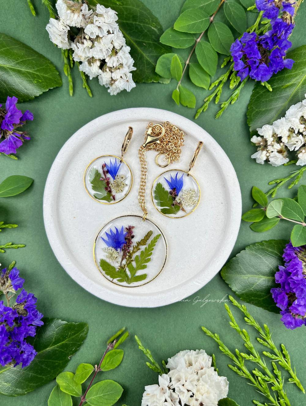 Biżuteria z żywicy z kwiatami – naturalna elegancja