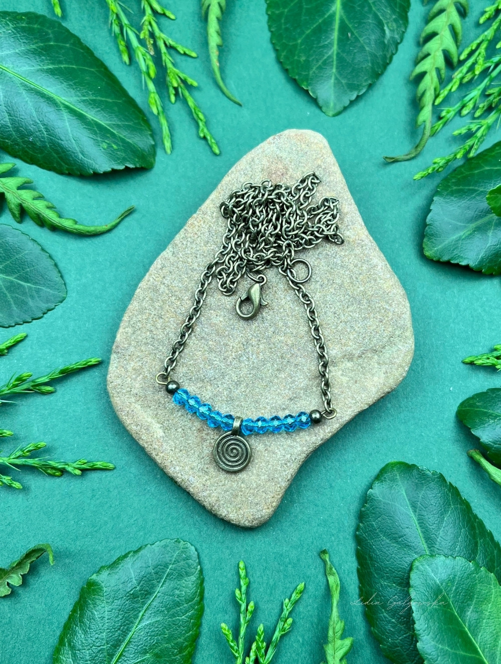 Naszyjnik z kryształków w antycznej oprawie – klasyka i wyrafinowanie