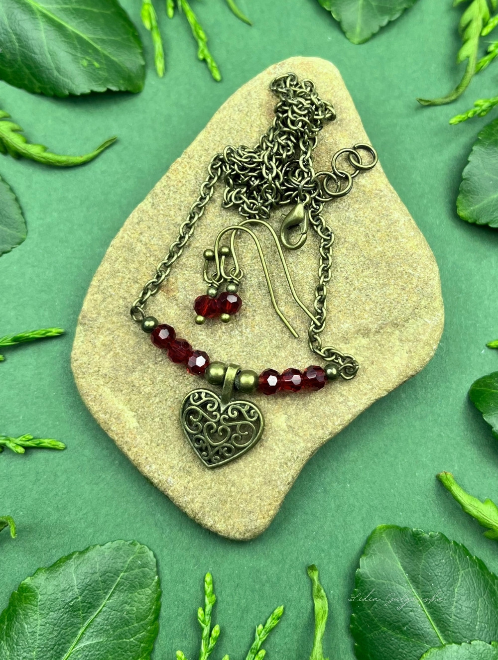 Naszyjnik z kryształków w antycznej oprawie – klasyka i wyrafinowanie