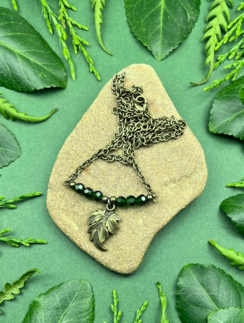 Naszyjnik z kryształków w antycznej oprawie – klasyka i wyrafinowanie