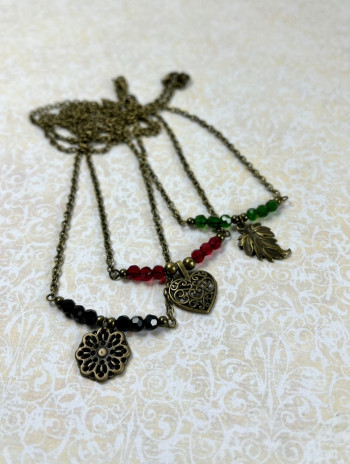 Naszyjnik z kryształków w antycznej oprawie – klasyka i wyrafinowanie