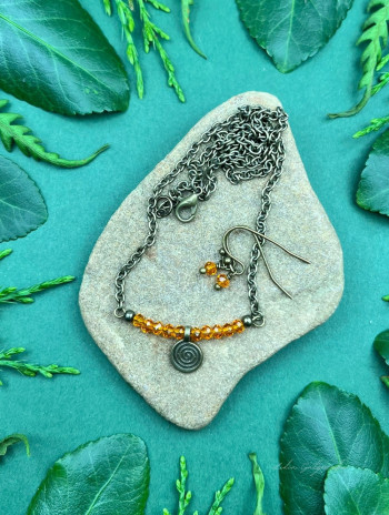 Komplet biżuterii z kryształków w antycznej oprawie – elegancja i blask