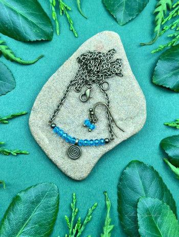 Komplet biżuterii z kryształków w antycznej oprawie – elegancja i blask