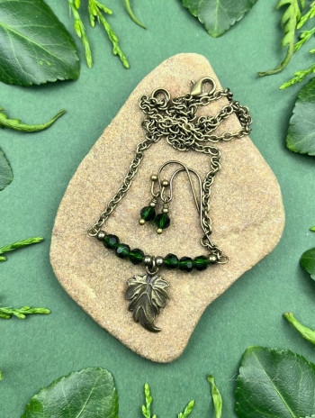 Komplet biżuterii z kryształków w antycznej oprawie – elegancja i blask