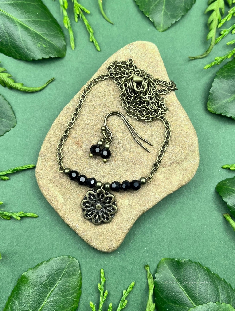 Komplet biżuterii z kryształków w antycznej oprawie – elegancja i blask