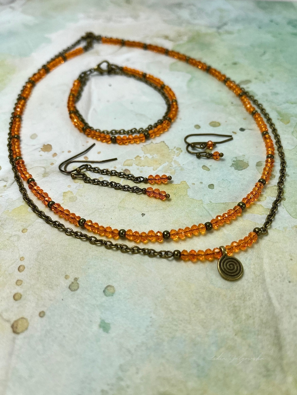 Komplet biżuterii z kryształków w antycznej oprawie – elegancja i blask