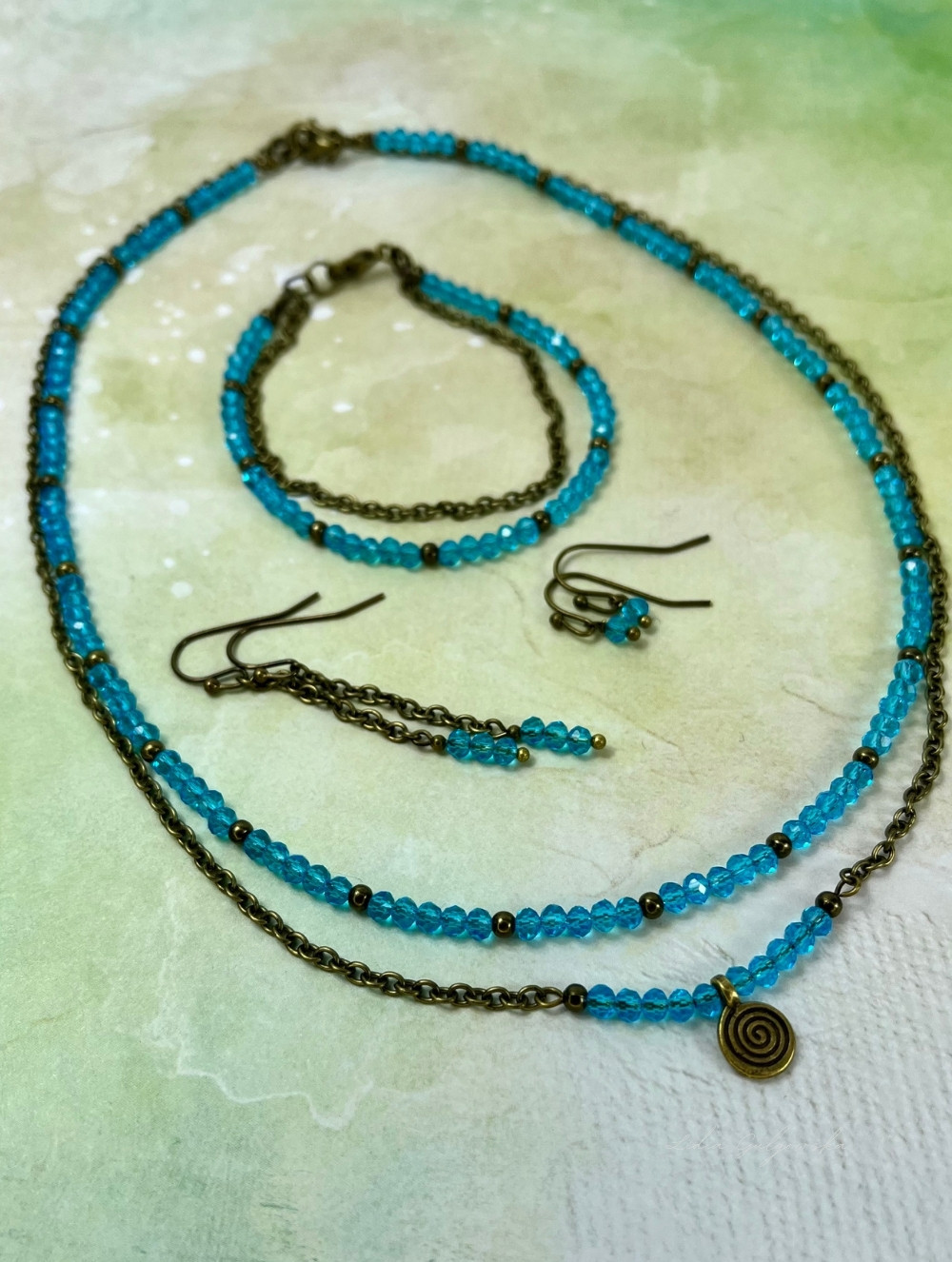 Komplet biżuterii z kryształków w antycznej oprawie – elegancja i blask