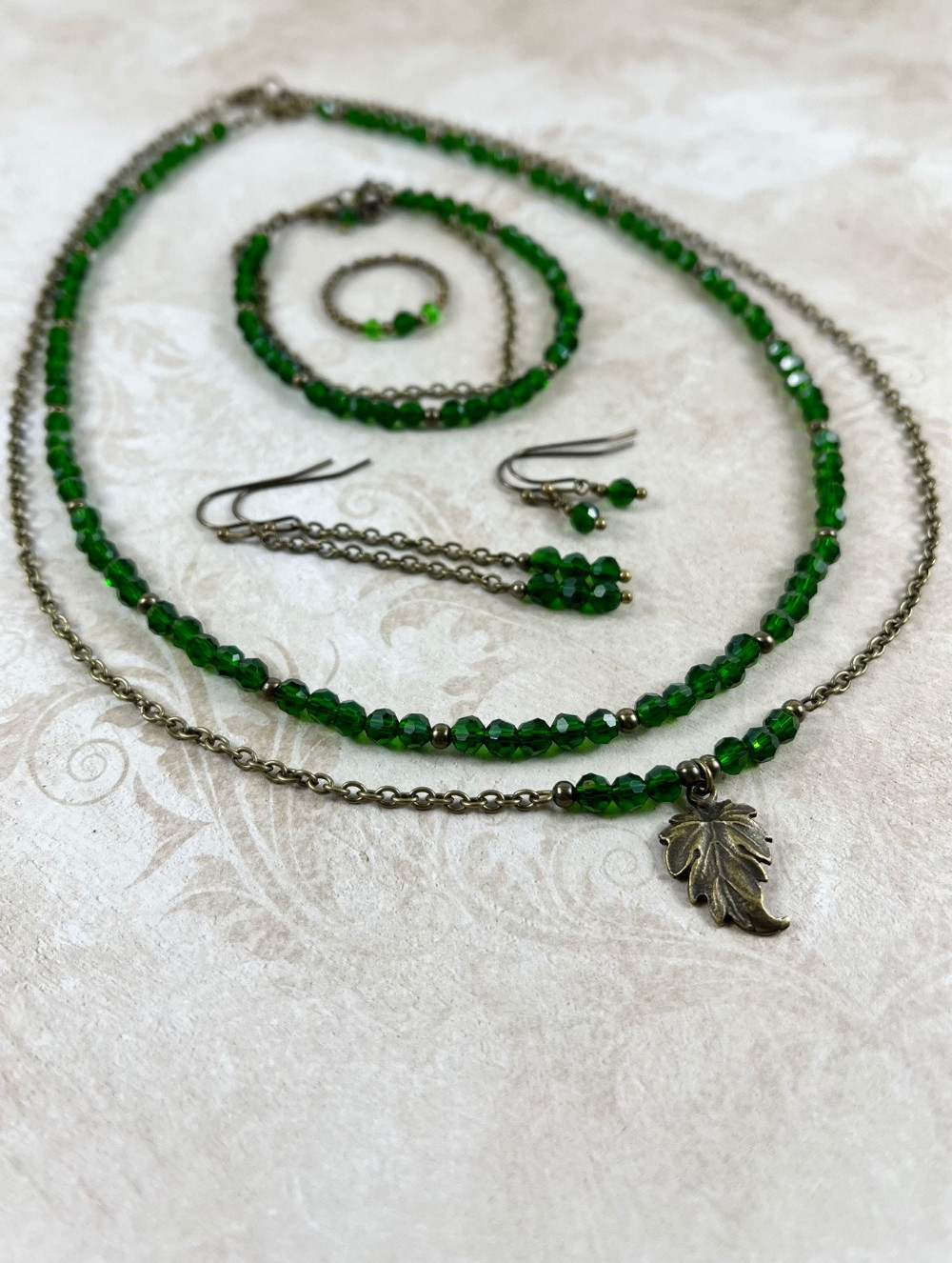 Komplet biżuterii z kryształków w antycznej oprawie – elegancja i blask