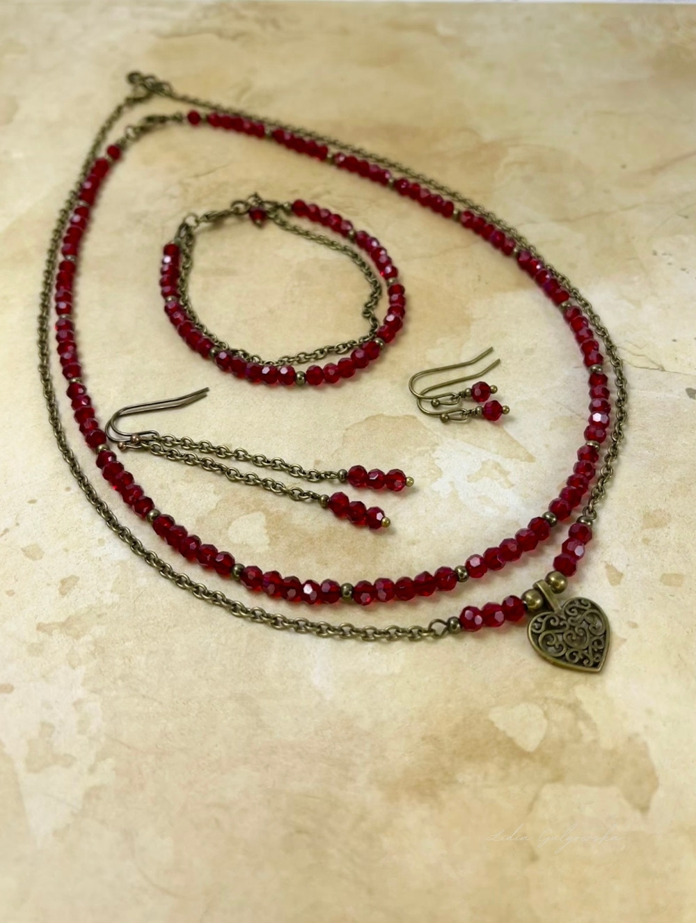 Komplet biżuterii z kryształków w antycznej oprawie – elegancja i blask