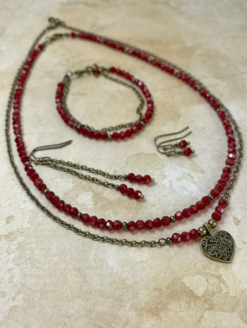 Komplet biżuterii z kryształków w antycznej oprawie – elegancja i blask