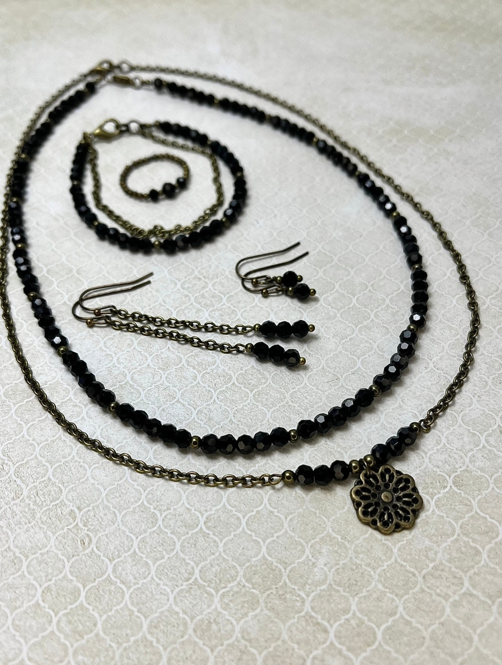 Komplet biżuterii z kryształków w antycznej oprawie – elegancja i blask