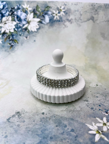 Bransoletka z cyrkoniami na gumce – uniwersalna i elegancka