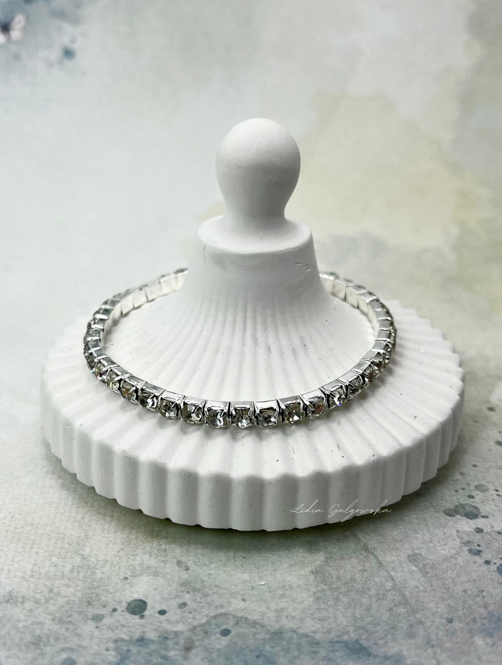 Bransoletka z cyrkoniami na gumce – uniwersalna i elegancka