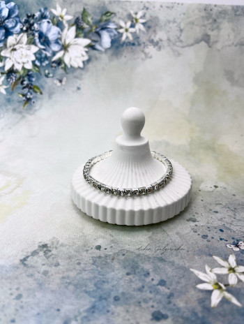 Bransoletka z cyrkoniami na gumce – uniwersalna i elegancka