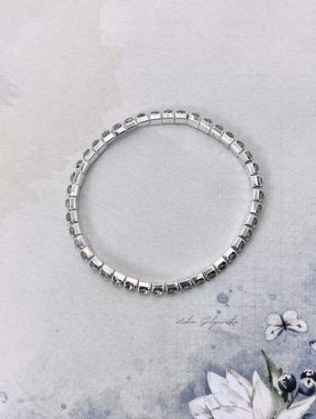 Bransoletka z cyrkoniami na gumce – uniwersalna i elegancka