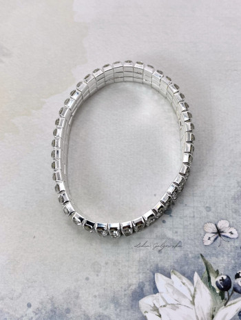 Bransoletka z cyrkoniami na gumce – uniwersalna i elegancka