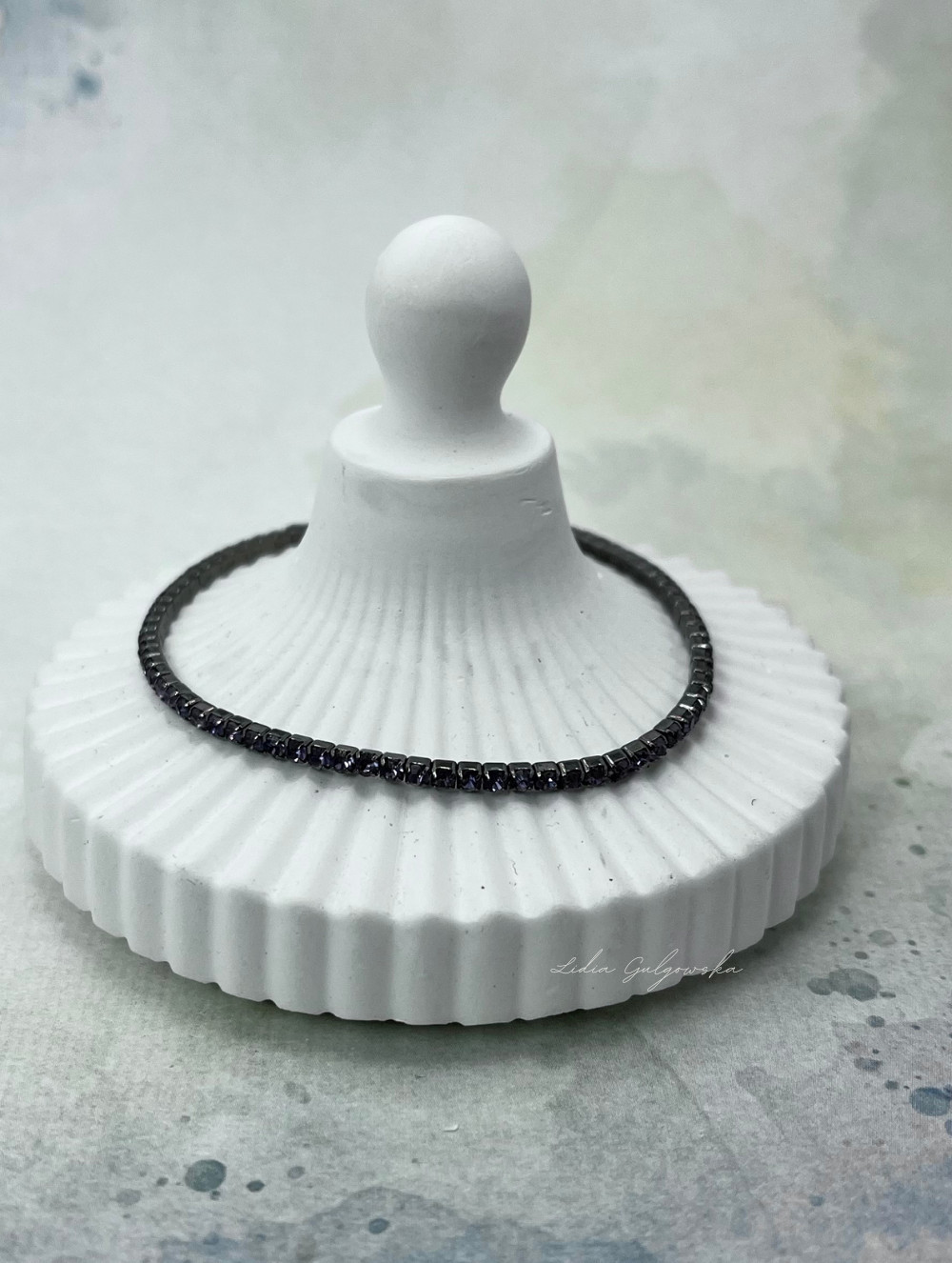 Bransoletka z cyrkoniami na gumce – uniwersalna i elegancka