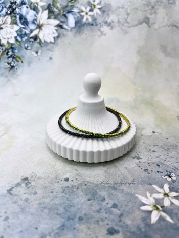 Bransoletka z cyrkoniami na gumce – uniwersalna i elegancka