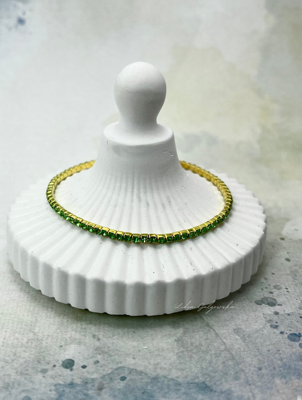 Bransoletka z cyrkoniami na gumce – uniwersalna i elegancka