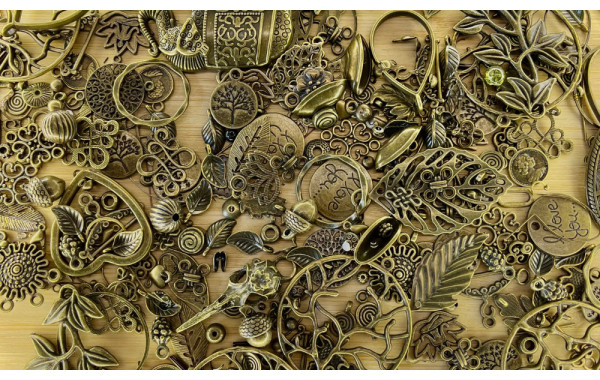 Trudny Wybór i Miłość do Materiałów: Historia Tworzenia Biżuterii