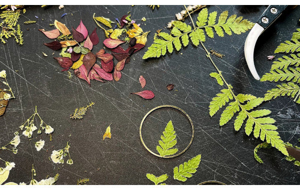 Zaklęte Wspomnienia: Tworzenie Bukietu z Suszonych Kwiatów w Żywicy